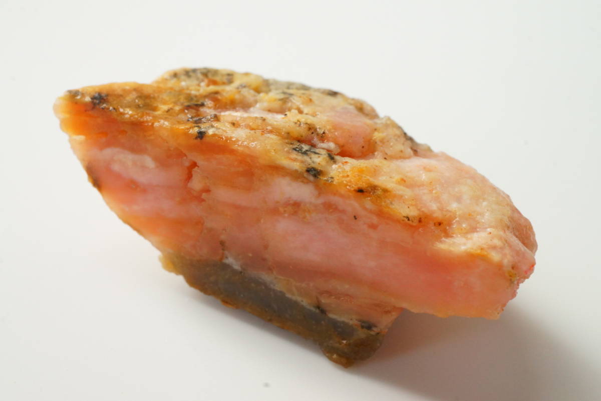 希少!ピンクが鮮やかで優しい色合いのピンクオパール原石131ct拍卖