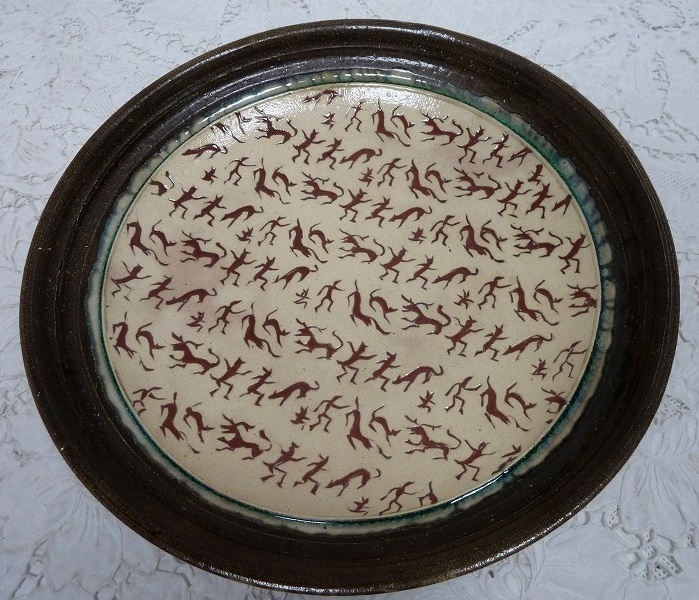 (☆BM)【最終大処分セール】旧家蔵出し品/大皿 陶器製 直径37.3㎝/2.6kg 動物/人 原始柄 和食器 飾り絵 絵皿 日本 アンティーク レトロ 拍卖