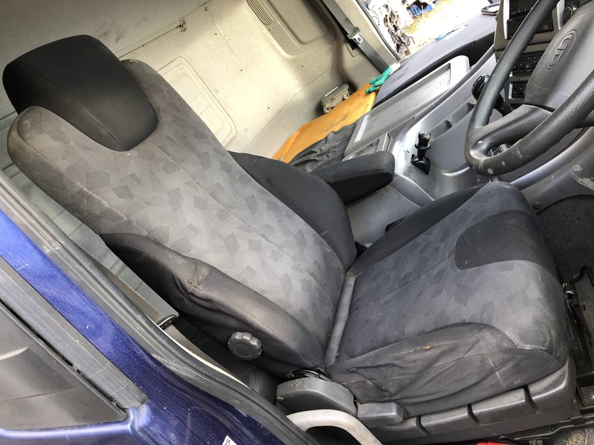 1C047I 日産 UD トラックス クオン QKG-CD5ZA ドライバーシート 右側 運転席側拍卖