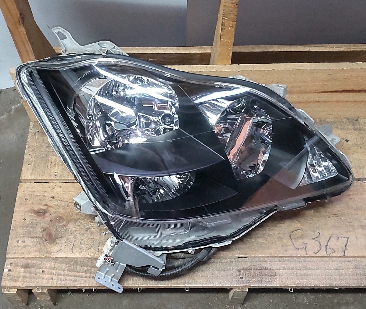 右 ヘッドライト HID トヨタ STANLEY 2598 81110-30A80 中古拍卖
