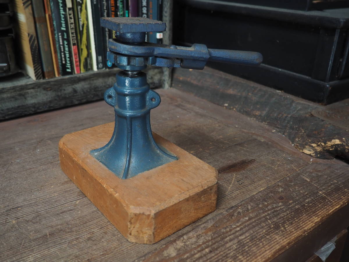 【アイアンのジャッキ】昭和レトロ古道具アンティーク骨董インテリア鉄製インダストリアル自動車整備工場タイヤ交換木製台座拍卖
