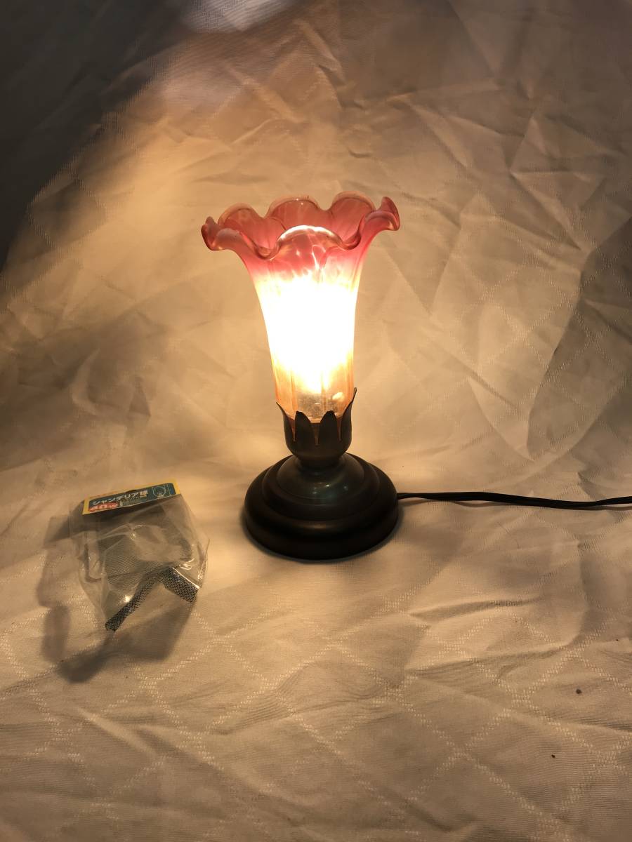 送料無料 ヨーロピアン リリーランプ アールヌーヴォー ナイトスタンド 工芸ガラス テーブル ランプシェード  電笠 電球付 照明拍卖