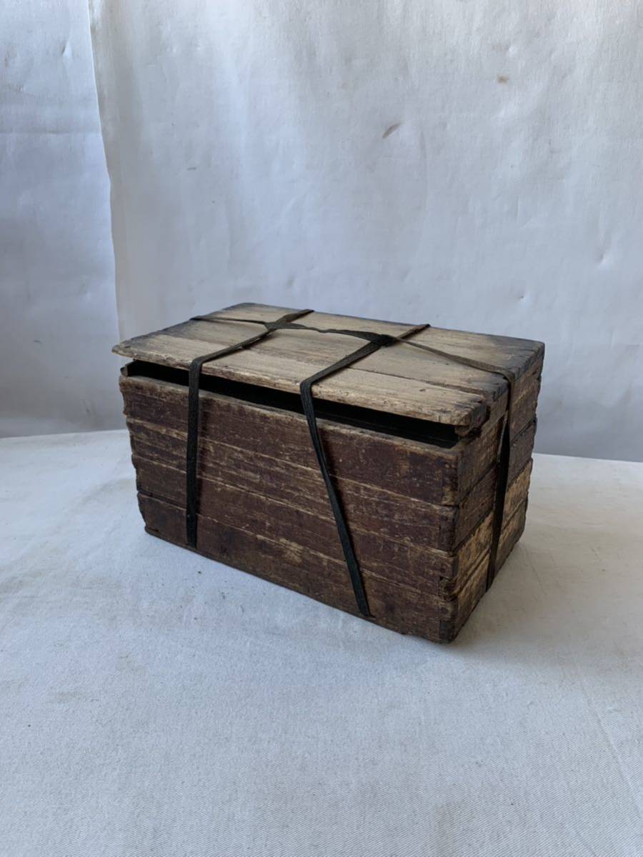 旧家蔵出し 明治期経年の雰囲気が素敵な古い蓋付四段桐材木箱 古道具アンティークビンテージ什器インテリアディスプレイ陳列展示収納小物入拍卖
