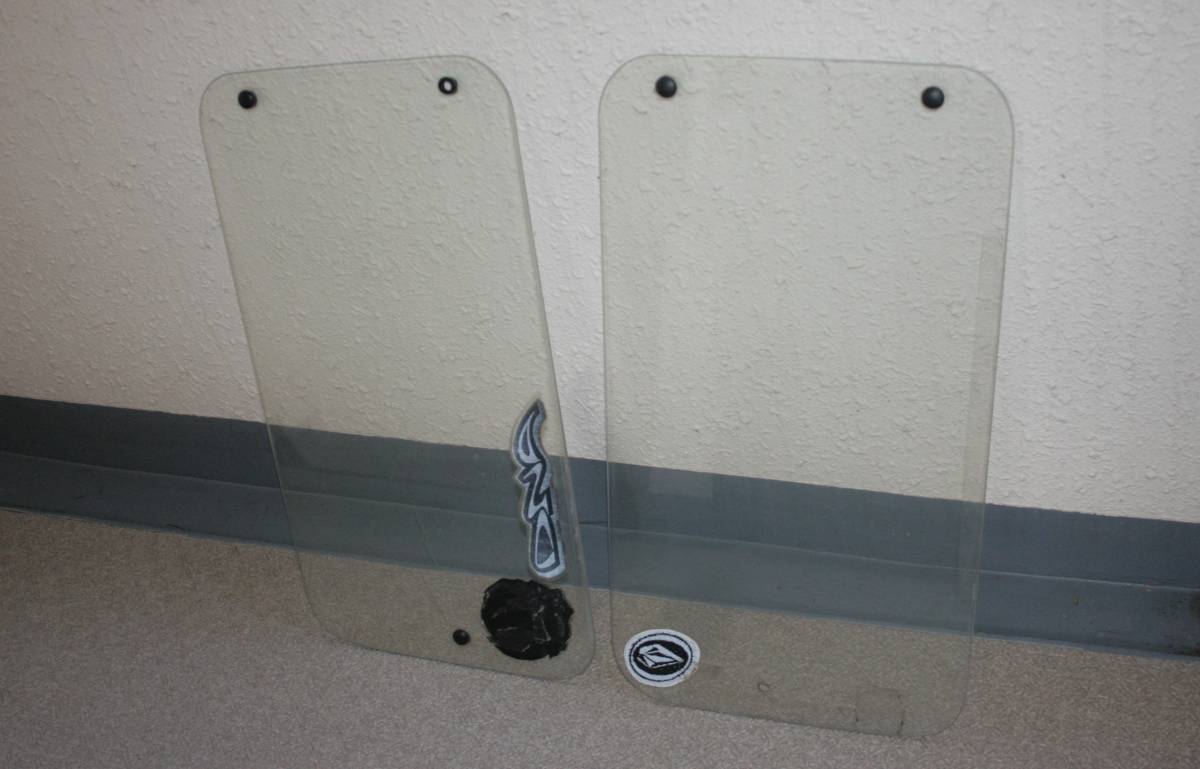 日曜日引取り手渡しのみ JA11ジムニー リアサイドガラス左右 後横窓 JA11-301×××ワイルドウインド拍卖