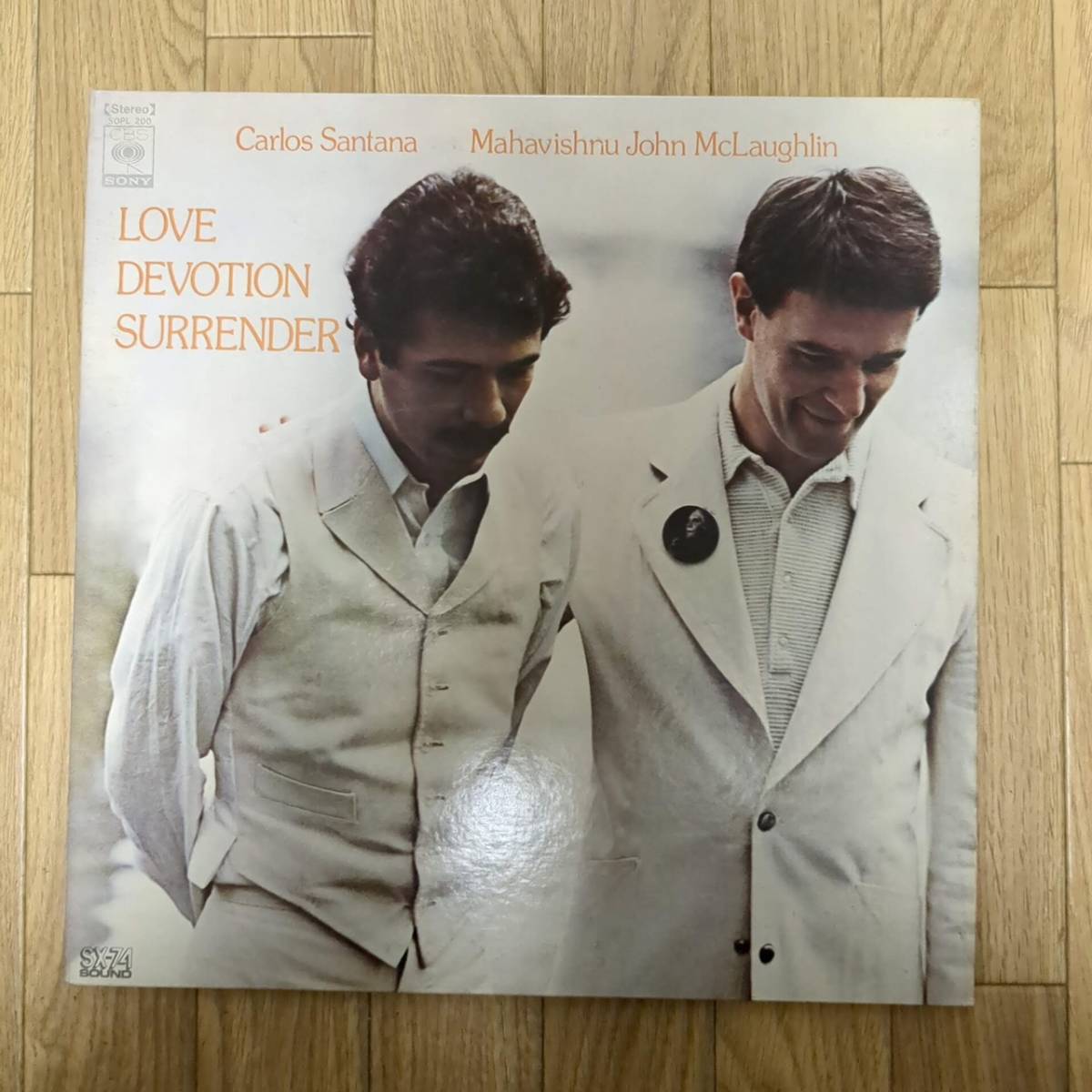 中古 | CARLOS SANTANA MAHAVISHNU JOHN MCLAUGHLIN LOVE DEVOTION SURRENDER | LP レコード | SOPL 200 | カルロス・サンタナ拍卖