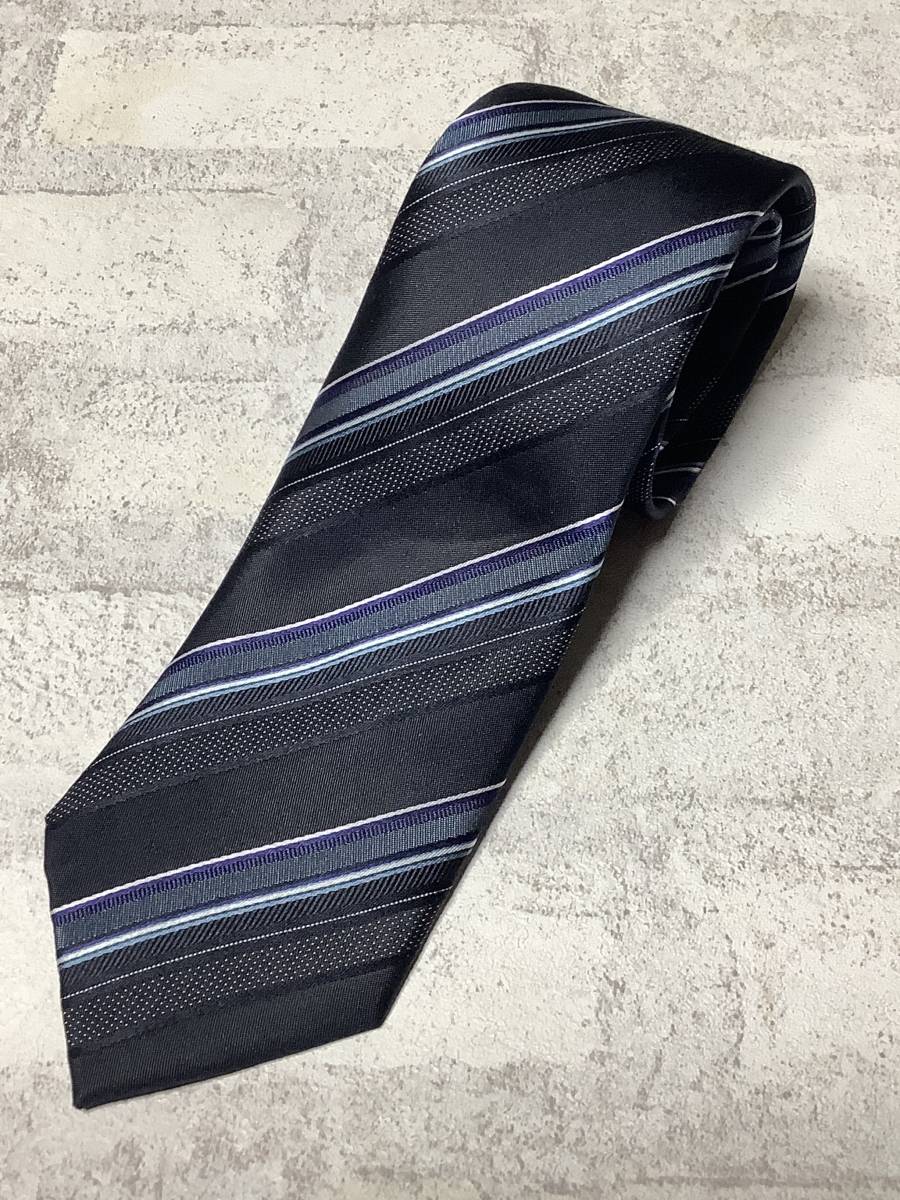 新品未使用 定番ネクタイ  シルク100% ネイビー系 ブルーストライプ柄  参考上代3,900〜4,900円 拍卖