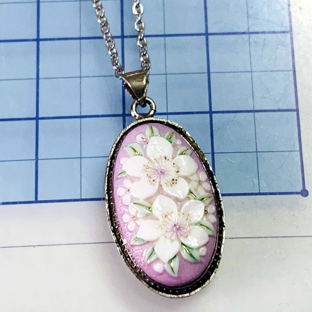 美品 俊兼 としかね トシカネ TOSHIKANE 有田焼 花 銀色ネックレス 日本製 No.5458拍卖