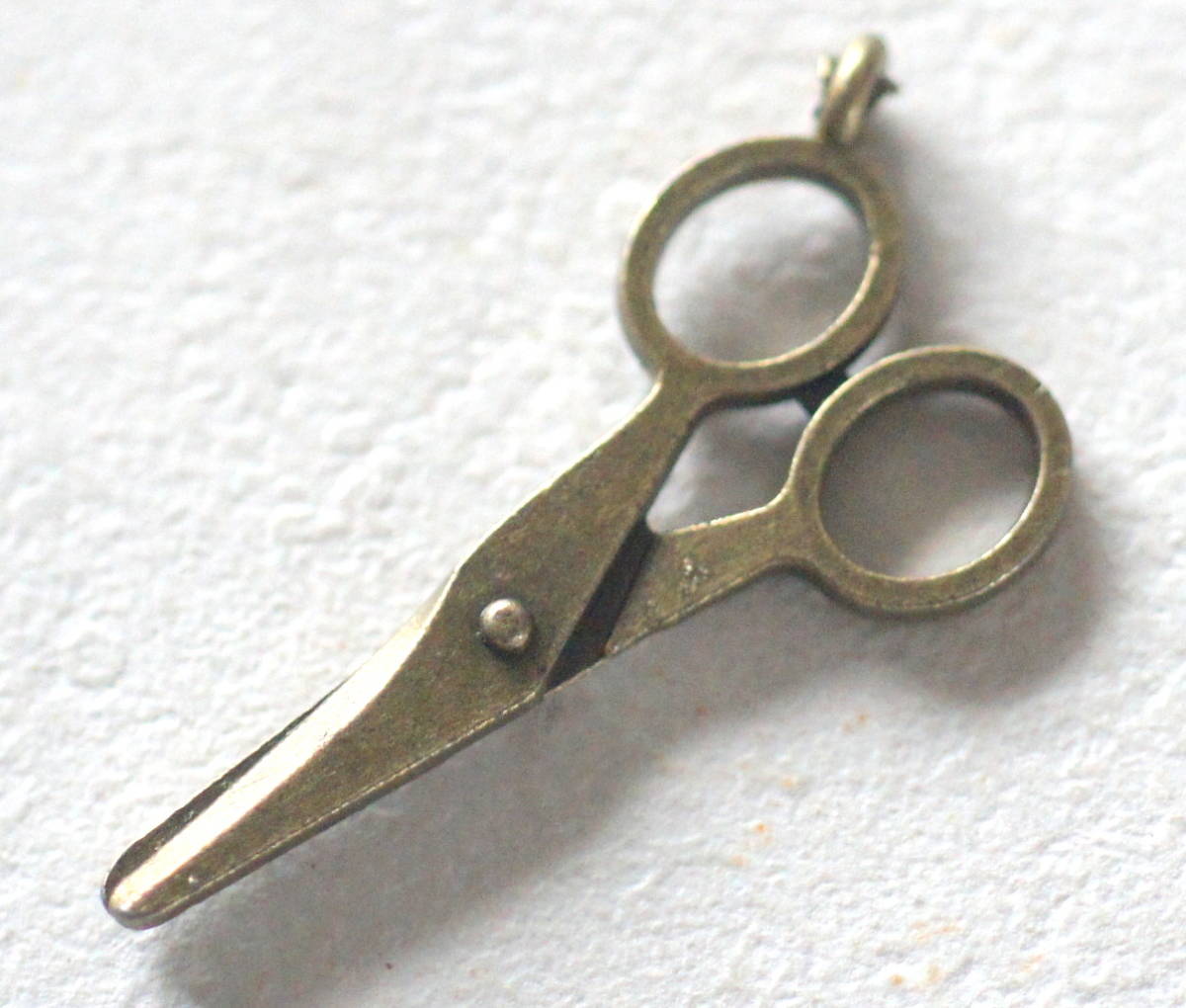 ■即決■丸い持ち手 シンプル ハサミ・メタルチャーム拍卖