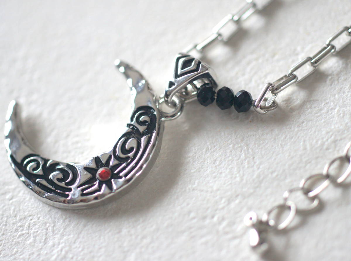 新品未使用 模様と赤い石付き三日月のネックレス 黒いビーズ付き拍卖