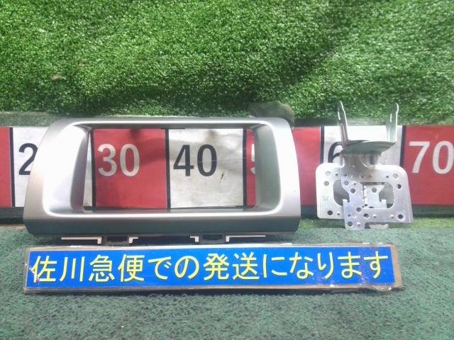トヨタ bB QNC25 純正 オーディオ パネル クラスターパネル 55045M070 ブラケット付 シルバー 傷有り拍卖
