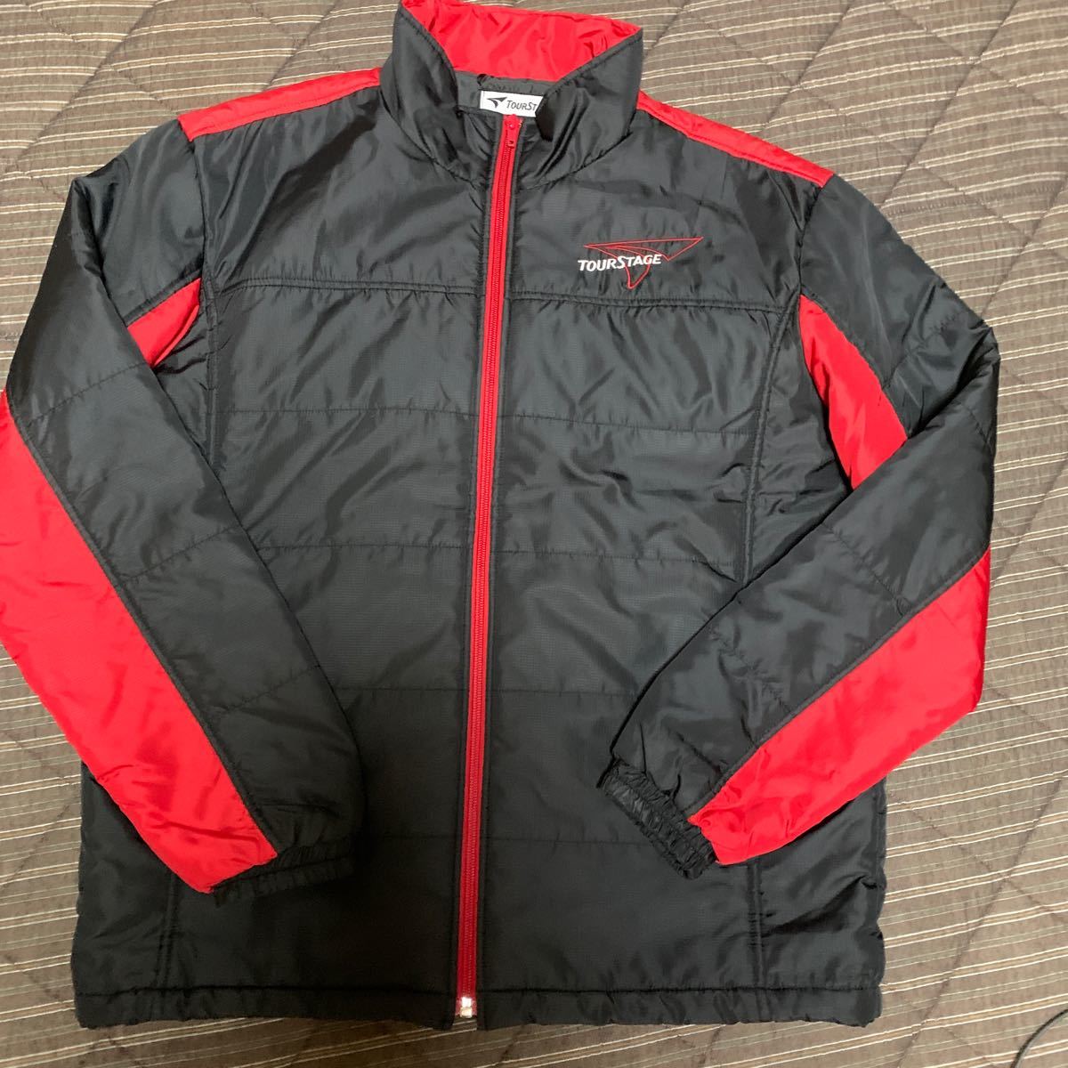 美品 ツアーステージ 防寒 中綿入りブルゾン M 黒×赤 ジャンパー フルジップ ダウンジャケット 暖か拍卖