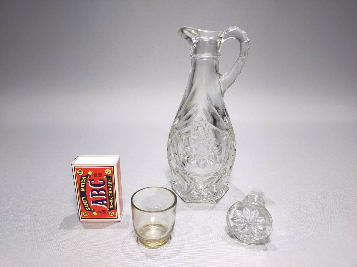 T07 ガラス工芸 プレスガラス 古いデキャンタ 小さな猪口 2点 昭和レトロ 気泡 歪み拍卖
