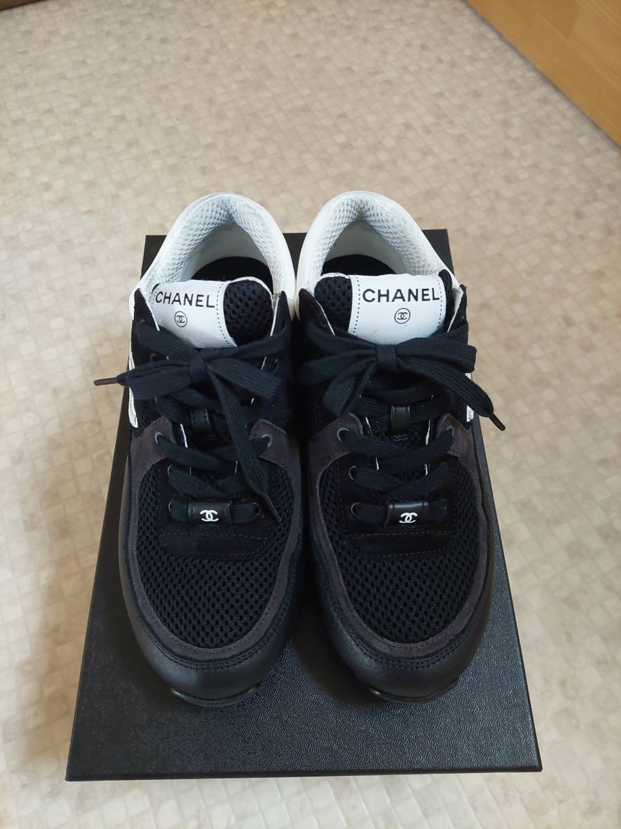 希少・格安新作定番人気完売CHANELシャネルココマークスニーカー黒×白37サイズG38299Y55720K3845 拍卖