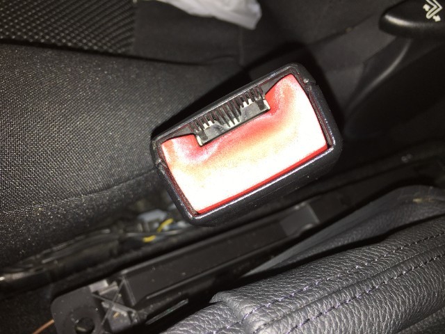 231102 BMW ミニ SU16 R56 右フロントシートベルトキャッチ 右フロントシートベルト受け拍卖