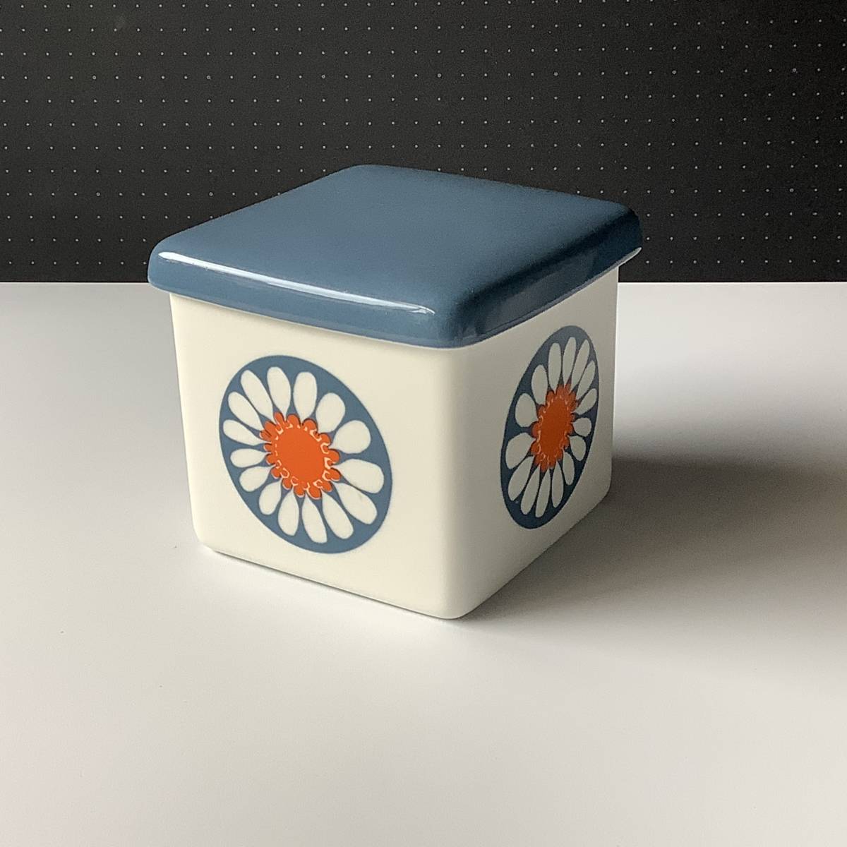 フィッギオ デイジー Figgjo/ アラビア イッタラ ヌータヤルヴィ カップ ロールストランド グスタフスベリ ビンテージ カップ の好きな方に拍卖