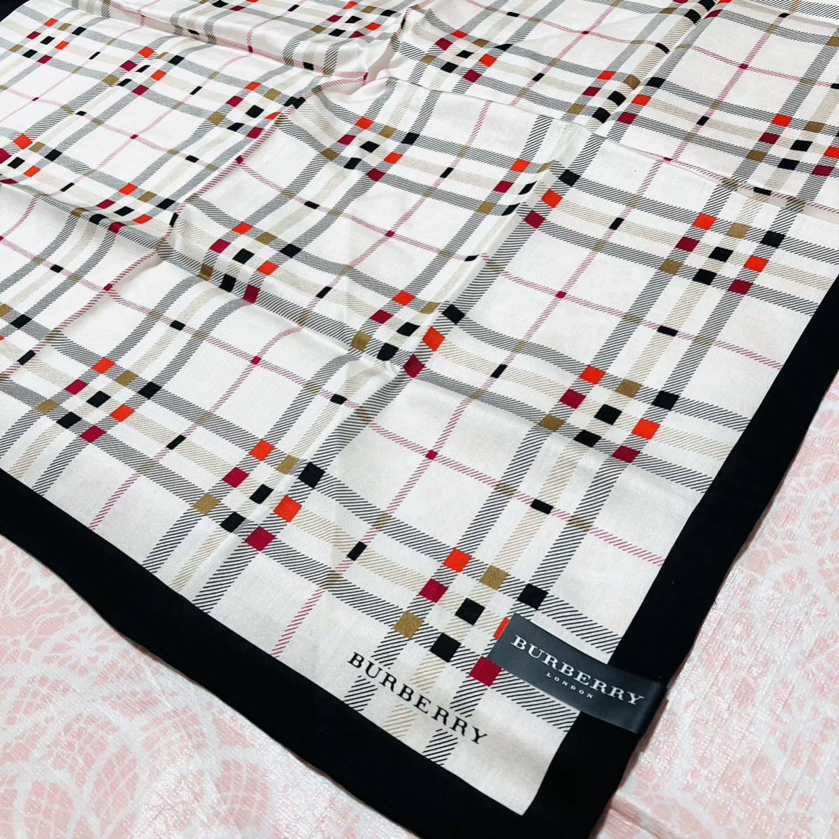 【レア柄】新品/BURBERRY/大判ハンカチ/正規品/バーバリー/綿100%/未使用/即決あり/匿名発送/ノバチェック/58cm/スカーフ/ストール/黒拍卖