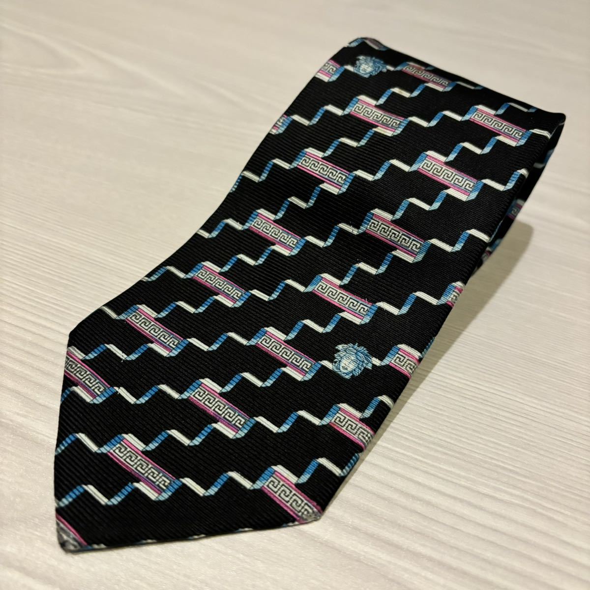 ◎ VERSACE ヴェルサーチ イタリア 日本製 西陣 シルク100% 絹 総柄 ネイビー 紺 模様 ネクタイ ビジネス メンズ 紳士服 スーツに 確実本物拍卖