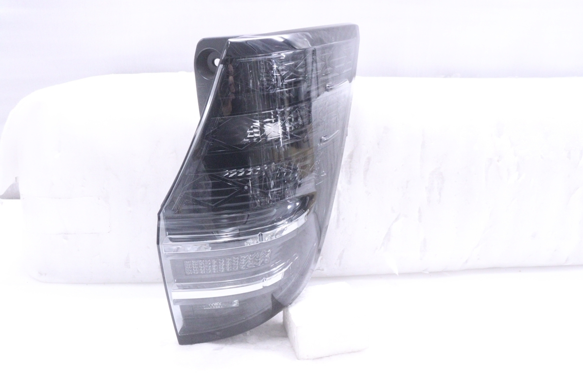 3X-821★美品★LED MZRA90W ヴォクシー★右テールライト KOITO V1-8 打刻:BR ユニット 純正★トヨタ (RO)拍卖