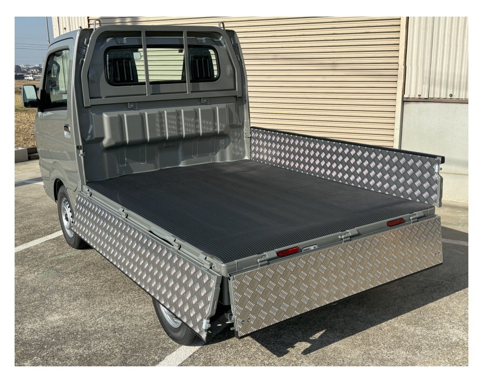 ★軽トラ NT100クリッパートラック DR16T【ゲートプロテクター付車両】(チェーン無用) 荷台あおりインナーパネル アルミ縞板 3枚SET拍卖