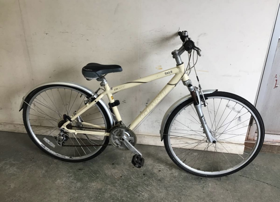 〇168●①GIANT CS3200 クロスバイク 700×35C 10ギア 走行確認 防犯有り サビ有り ギア変えることできません R4.8/20拍卖