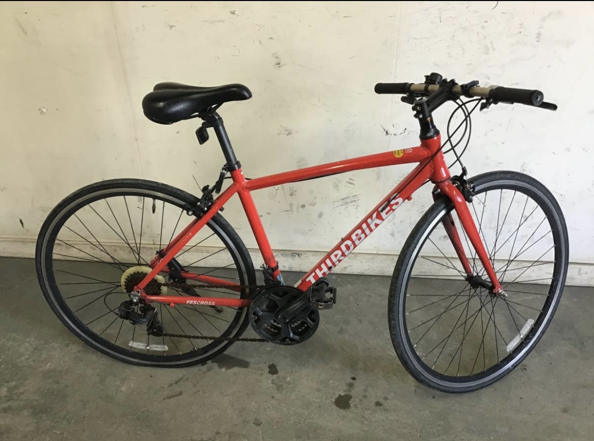 302□岐阜発 △THIRDBIKES クロスバイク/FESCROSS/700C/リアタイヤ摩耗により穴があいてるため使用不可/変速できません/ジャンク品R5.1/28拍卖
