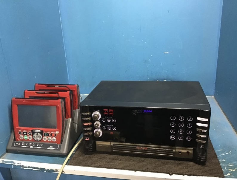 *□岐阜発 15. 第一興商△DAM-XG1000/カラオケ機器/リモコン3個付き/充電器付/デンモク/通電しません/ジャンク品/R5.1/20□拍卖