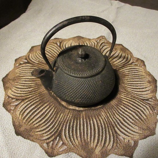 8355ka 重厚感の漂う南部鉄器 岩鋳 鉄瓶 天然漆 黒焼き付け 霰 あられ 伝統工芸 古民家 カフェ 大正ロマン 骨董 レトロ 店舗什器拍卖