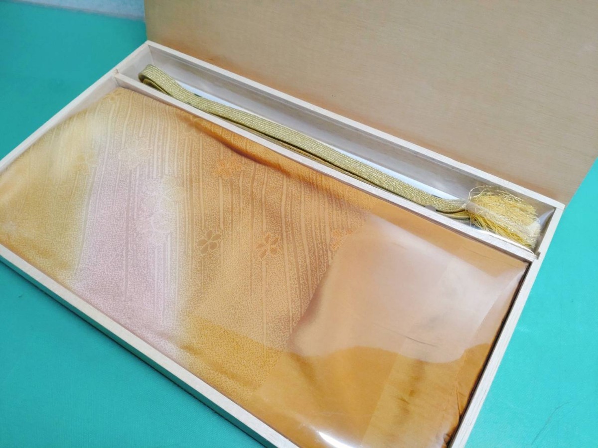 ● B51229 帯揚げ 帯締め セット 金糸 桜 ラメ 絹100% 桐箱入り 未使用品 ③拍卖