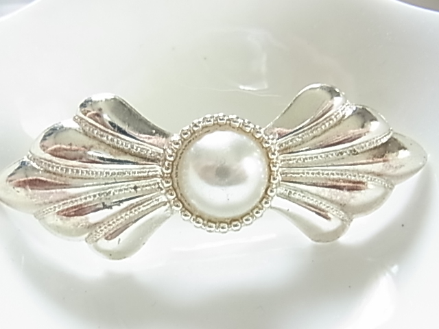 JAPAN刻印 メイドインジャパン 日本製 銀色にパール調ビジューの半円形のストーンに小粒ビジューが付いた軽量の素敵なブローチ▽拍卖