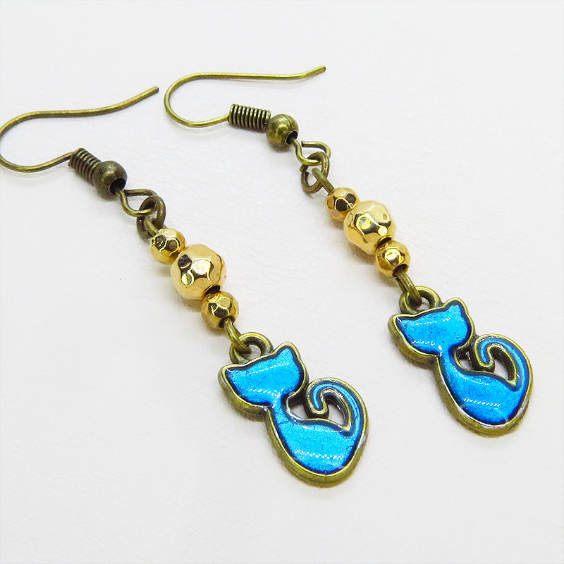 アンティークゴールド 蒼い猫とメタルビーズを組合せたコンパクトなピアス ブルーキャット レジン拍卖