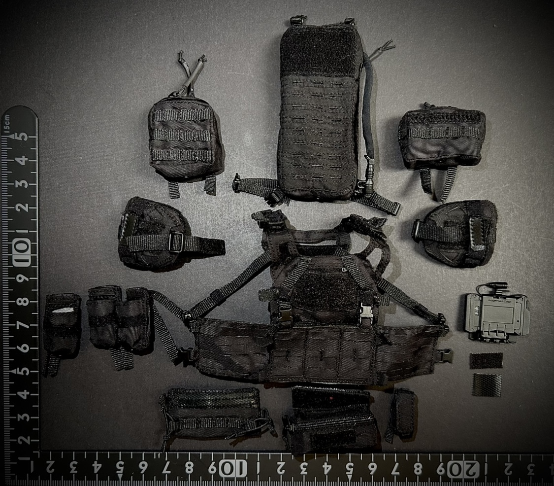 【売り切り/値上げ予定】DAMTOYS 模型 1/6 男性フィギュア用 タクティカルベスト 通信端末 ショルダーパッド ポーチ多数付きセット(未使用拍卖