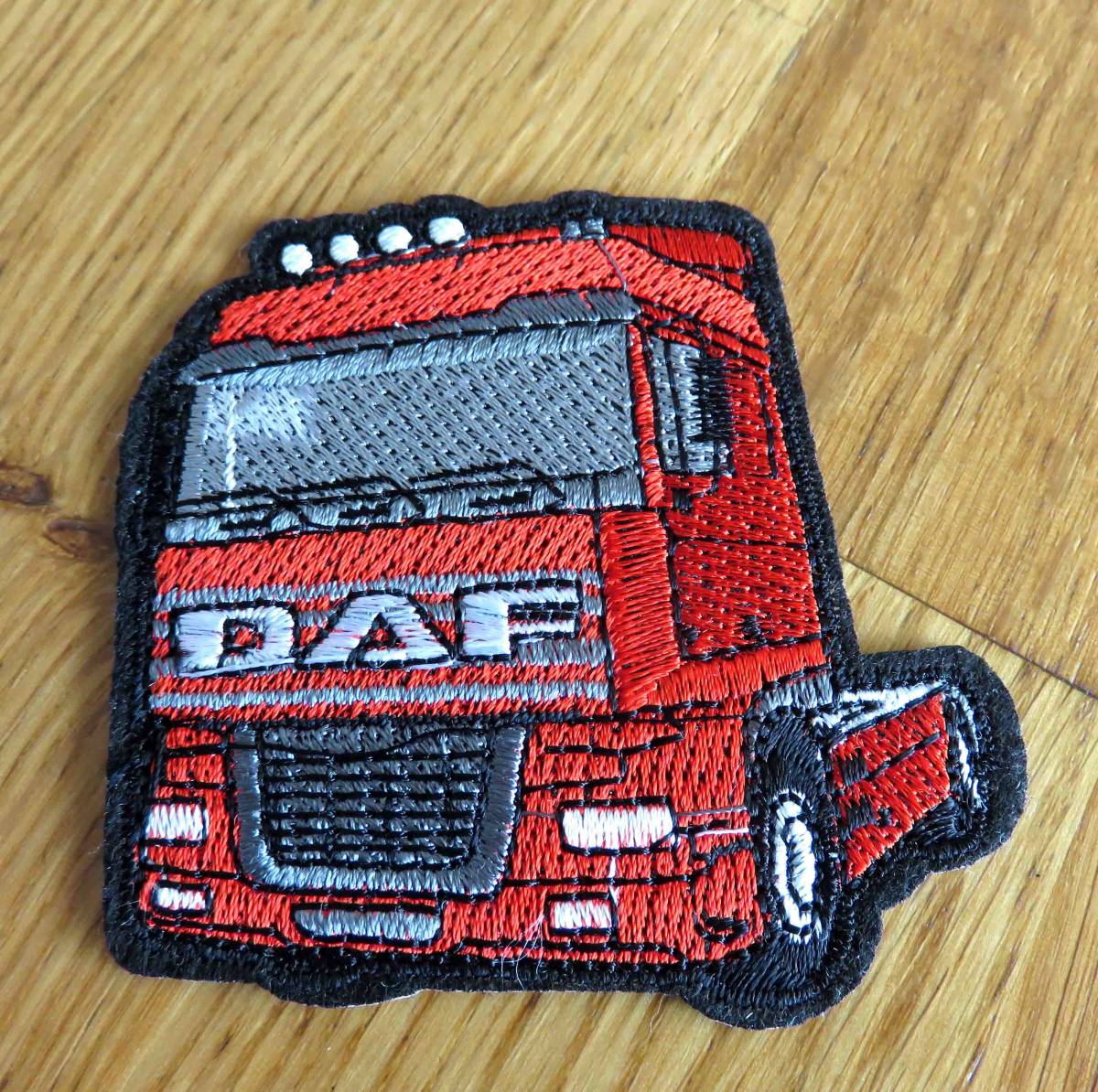 ◇赤 車体◆新品未使用 DAF Trucks N.V. ダフ・トラックス オランダ トラック コンボイ 大型トラック 刺繍ワッペン◇激シブ拍卖
