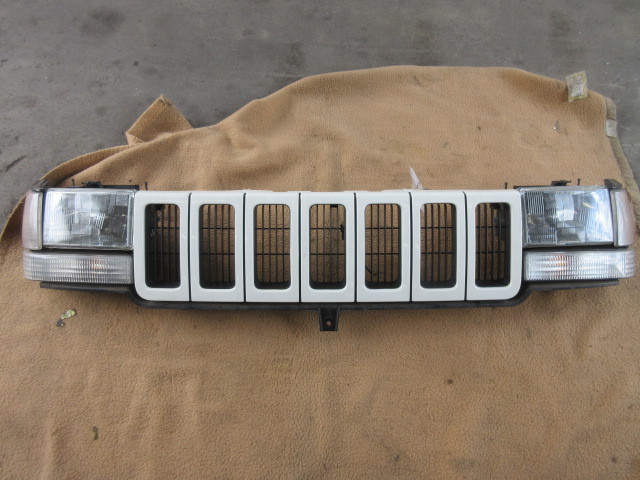 ★22R6G8054 チェロキー 純正ライト、グリルセット 詳細不明 修理やストック等に拍卖