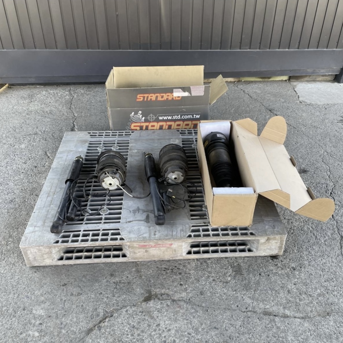 ○◆メルセデスベンツ E55AMG リア×2本 フロント×1本 エアサス 型式GH-211076 現状品 岐阜発 10/8拍卖