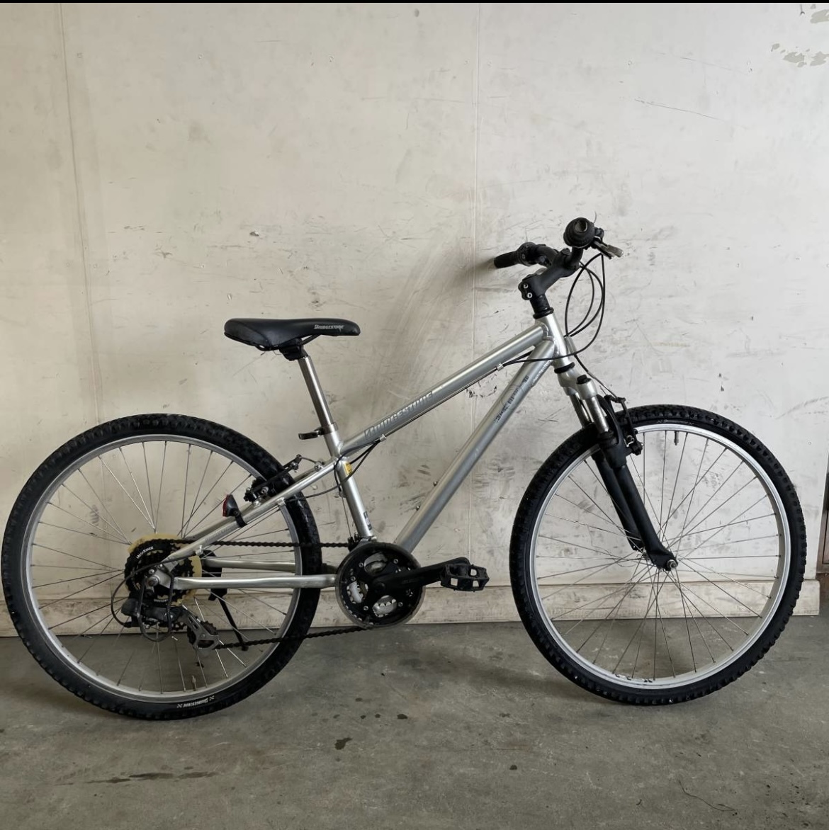 253□岐阜発 △ BRIDGESTON/マウンテンバイク/XF1/3×7段変速/走行確認/フロントサスサビ有り/ブーツ破れ有り/防犯有り/現状品 R5.4/11□拍卖