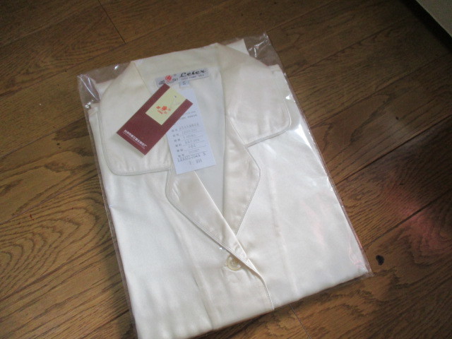 未使用 サテンシルク100% 女性用つぼみパジャマ 薄い金 S 148-153cm以上拍卖