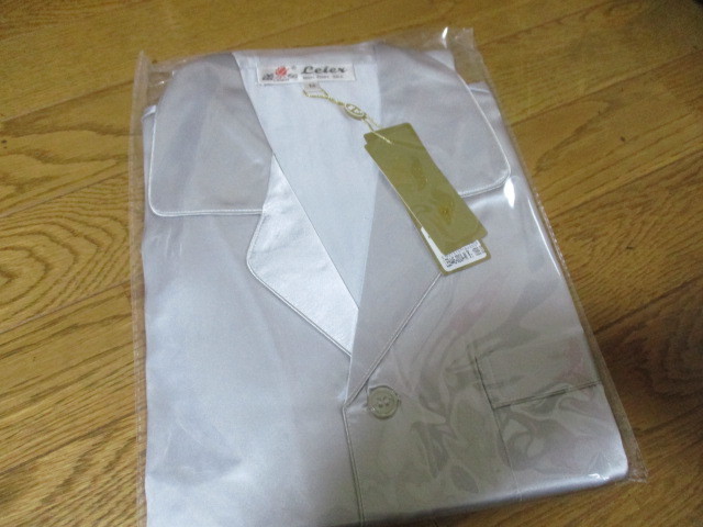 未使用 サテンシルク100% 男性用つぼみパジャマ 銀 M 160-165cm相当拍卖