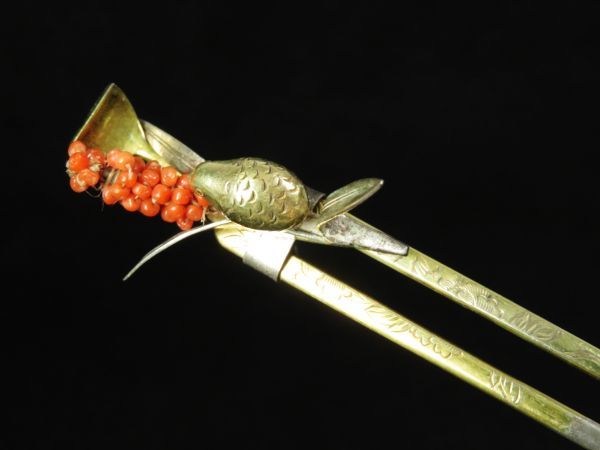 【6854】和装小物 (明治・大正・昭和) 銀細工 珊瑚 南天に鶉 彫金 かんざし 重量15g(初品・買取品)拍卖