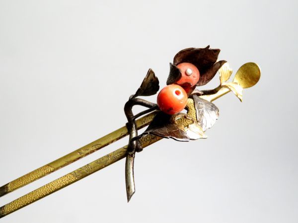 【7046】和装小物(明治・大正・昭和)銀細工 南天 珊瑚入り かんざし(初品・買取品)拍卖