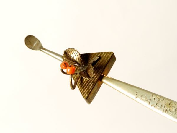 【7115】和装小物(明治・大正・昭和)銀細工 珊瑚入 彫金 かんざし(初品・買取品)拍卖