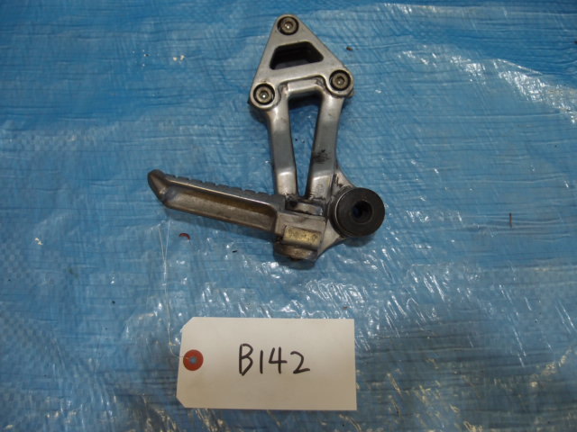 カワサキZZR100C タンデムステップ右 倉庫内にて長期保管されていた部品☆彡拍卖