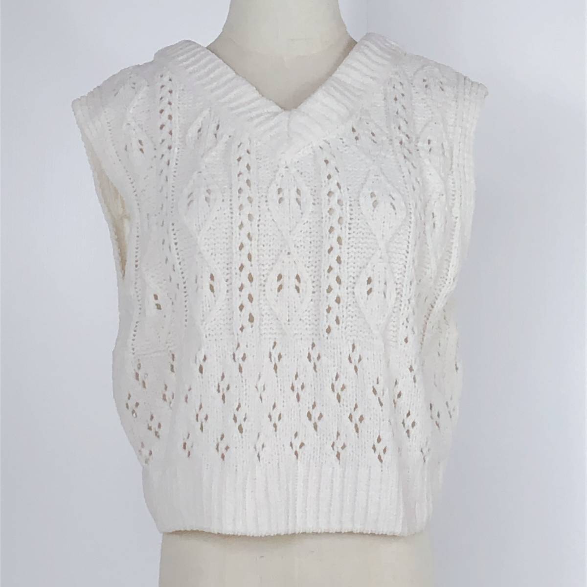 Y0438 美品 KHALITA ハリータ しまむら レディース トップス ベスト ジレ 袖袖 ニット ショート丈 編み上げ Mサイズ ホワイト 白 あったか拍卖