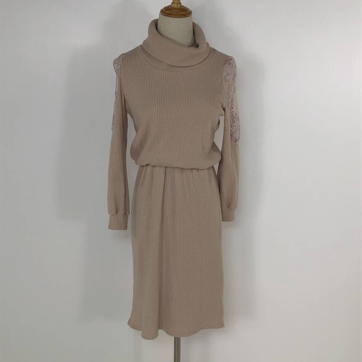 Y0581 美品 tocco レディース ワンピース ひざ丈ワンピース 膝丈 薄手 伸縮性 アイボリー おしゃれ かわいい 大人 フェミニン 春秋 拍卖