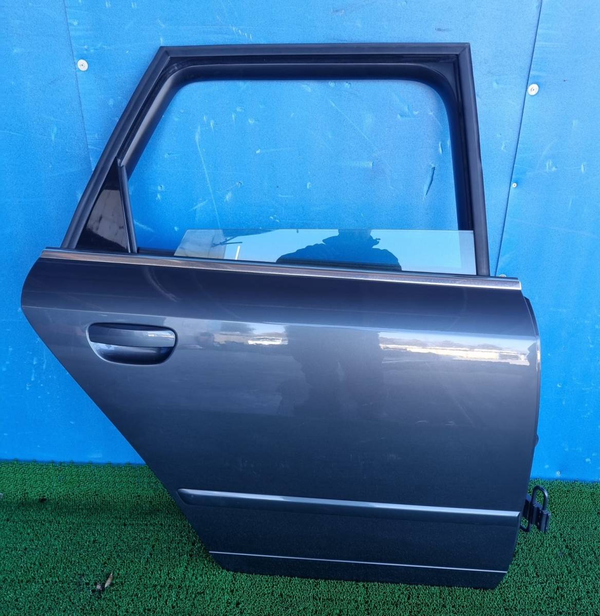 アウディ A4 8EAMBF リアドア 右拍卖