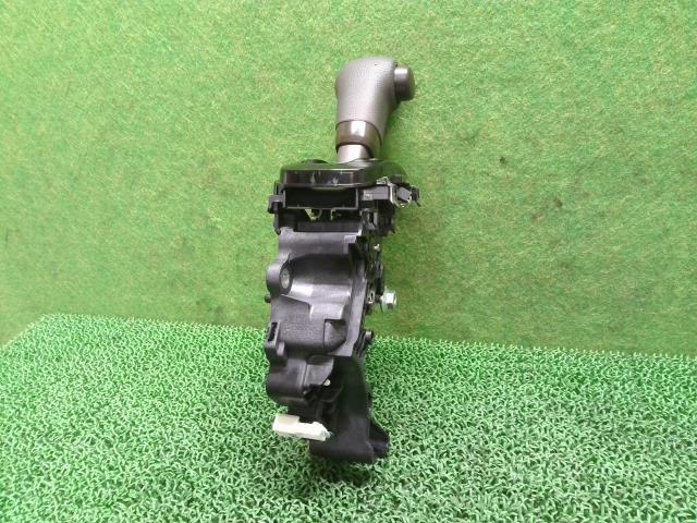 N-BOX 6BA-JF3 シフトレバー ※プラスチックカバー爪折れ2ヵ所拍卖