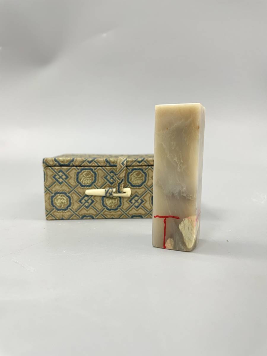 寿山石 天然石 平頭素章 箱付き 美材 書道 篆刻 石材 印材 印章 本体サイズ1.9x1.9X6.5cm 重さ65g拍卖