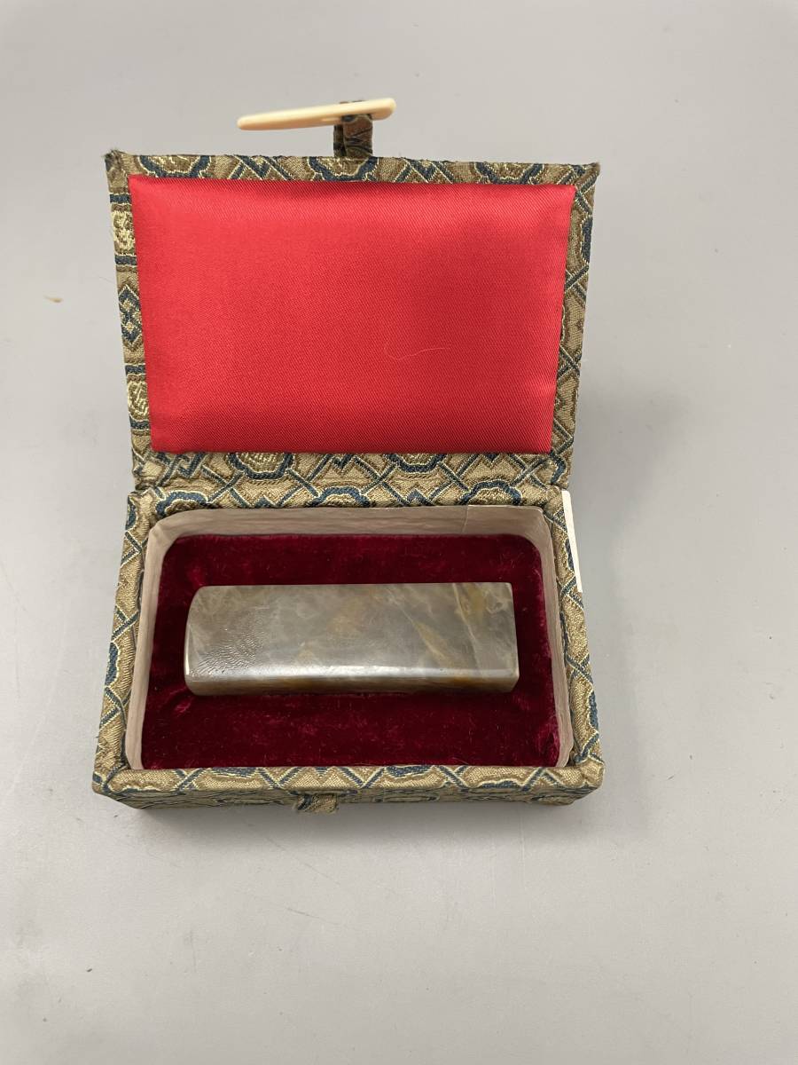 寿山石 天然石 平頭素章 玉根凍石 箱付き 美材 書道 篆刻 石材 印材 印章 本体サイズ1.9x1.9X6.4cm 重さ65g拍卖