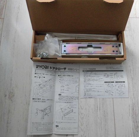 新品 リョービ ドアクローザー 1003P ホワイト パラレル 取替用 ラッチングアクション付 取替ドアクローザー 送料無料拍卖
