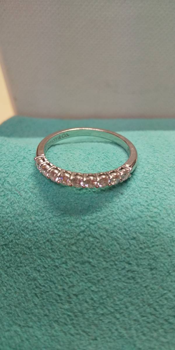 ティファニー シェアド プロング エタニティ― エンブレイス ダイヤ9P リング pt950 10号 拍卖