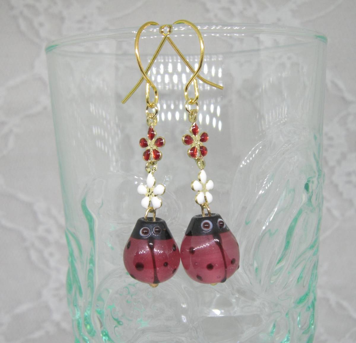 ★てんとう虫とお花のピアス イヤリング フラワー レッド ホワイト ガラス テントウムシ拍卖